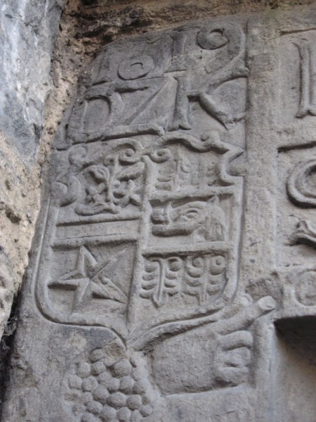File:SS lintel Edinburgh 17th c. wild boar shield4.jpg